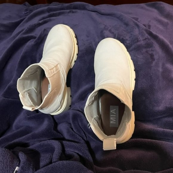 MIA Chunky Chelsea Boots - Picture 2 of 3